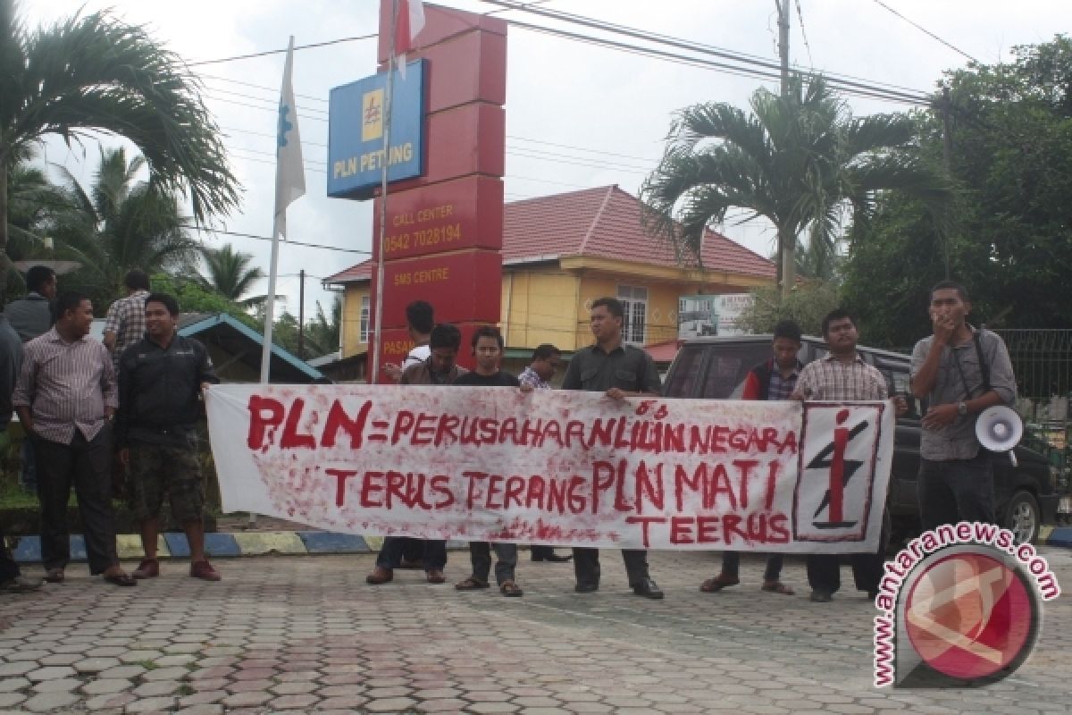 Warga PPU Demo PLN Petung