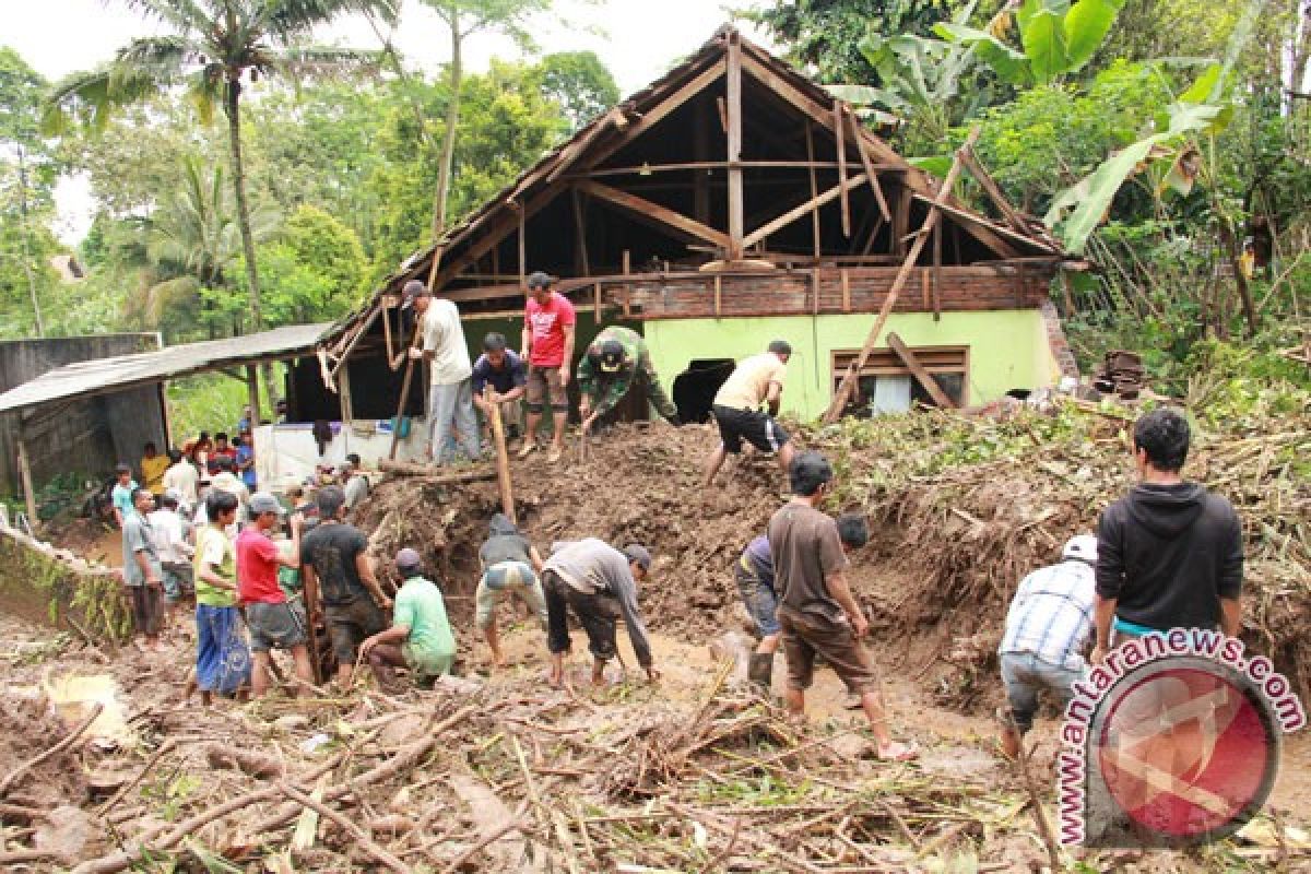 Dua anak terluka akibat longsor di Sukabumi