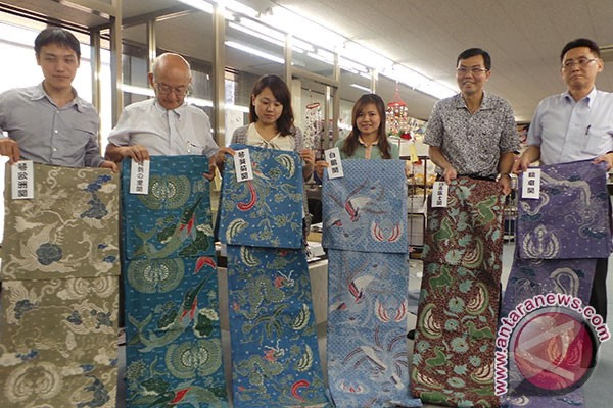 Pesumo Jepang kenakan batik di Indonesia