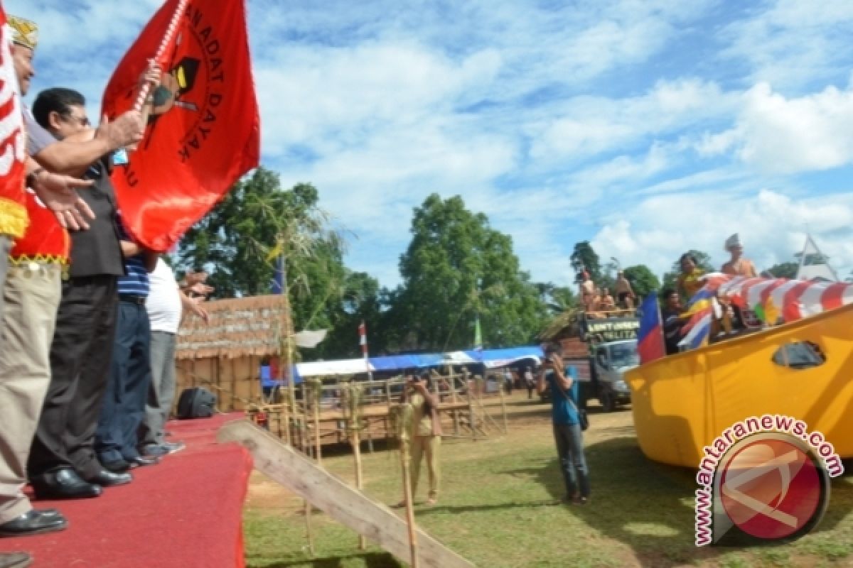 Bupati Sekadau Lepas Karnaval Budaya Gawai Dayak