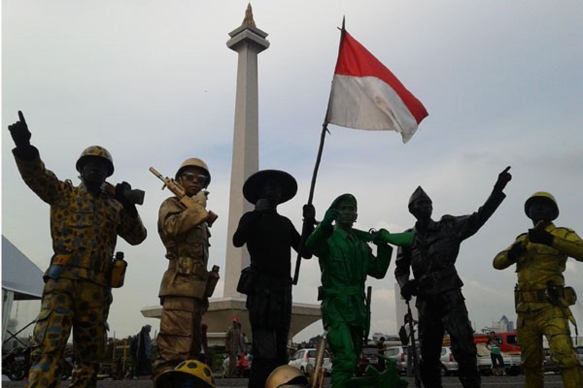 Manusia batu Monas dan pahlawan