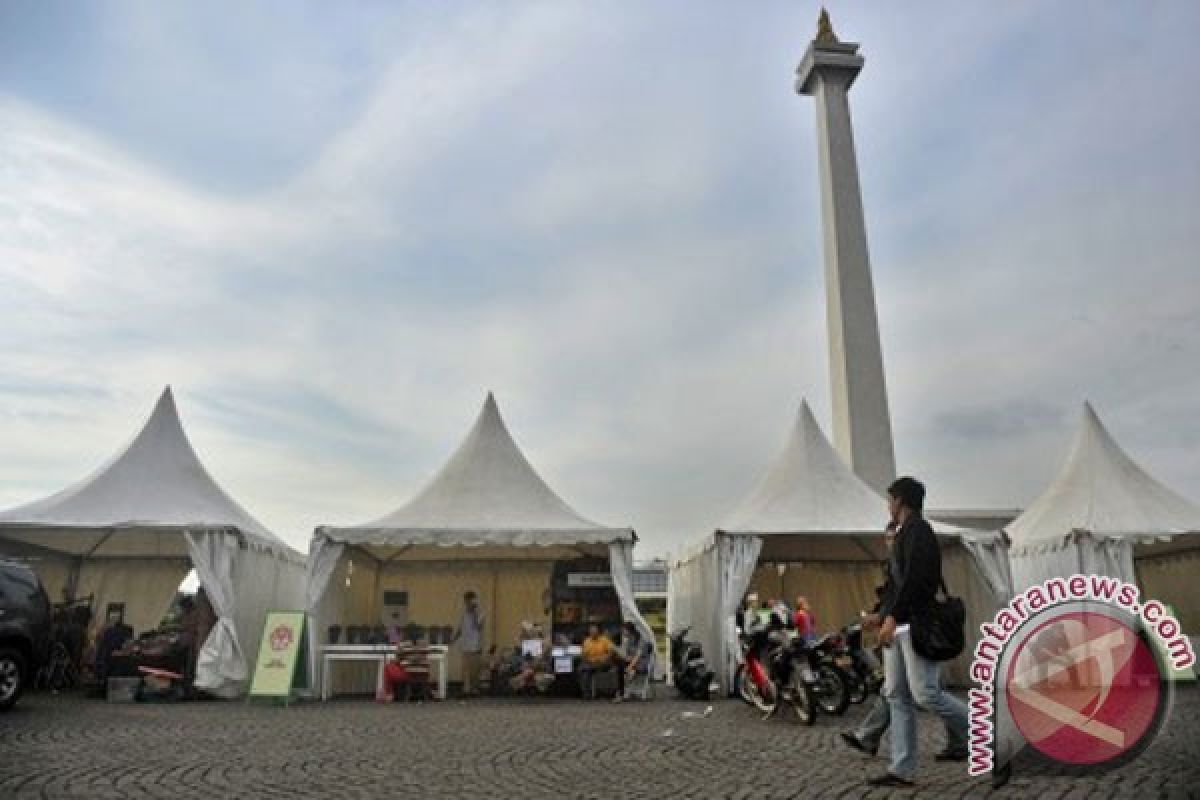 Pedagang untung besar di Monas Fair