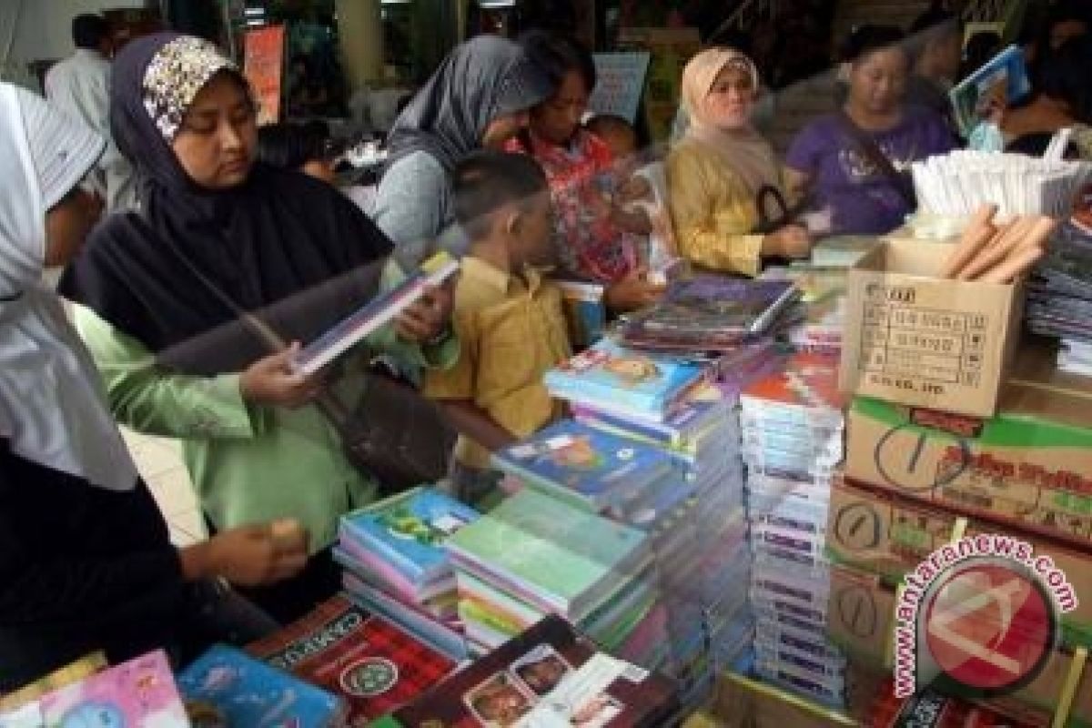 HNSI Babel Salurkan Bantuan Peralatan Sekolah