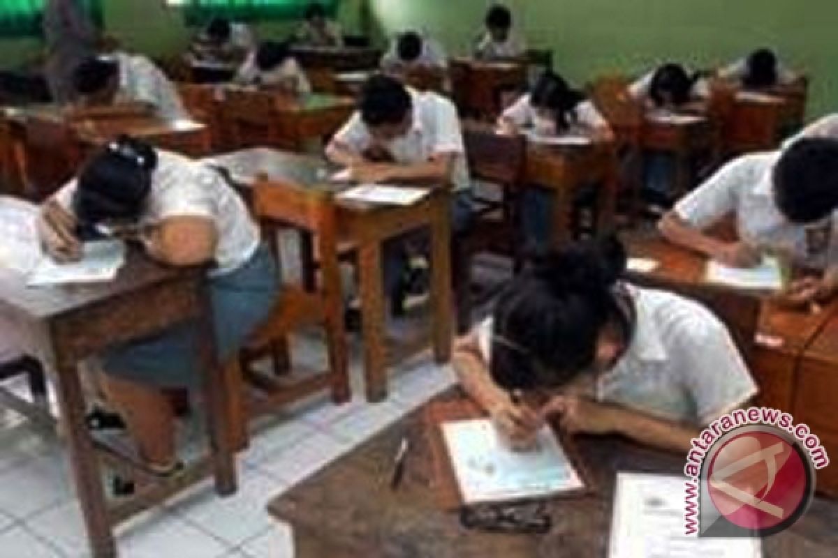 Siswa Miskin SMA Dapat Bantuan