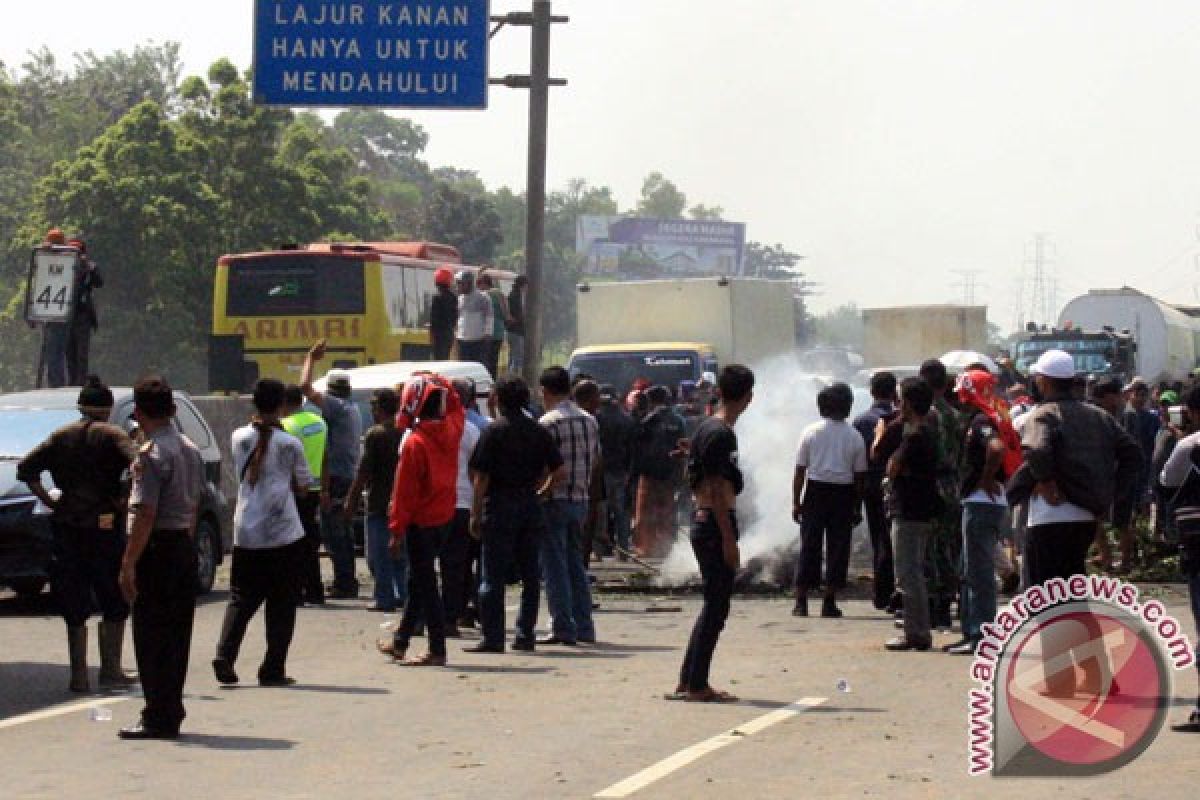 Tol Jakarta-Cikampek diblokir dua jam lebih