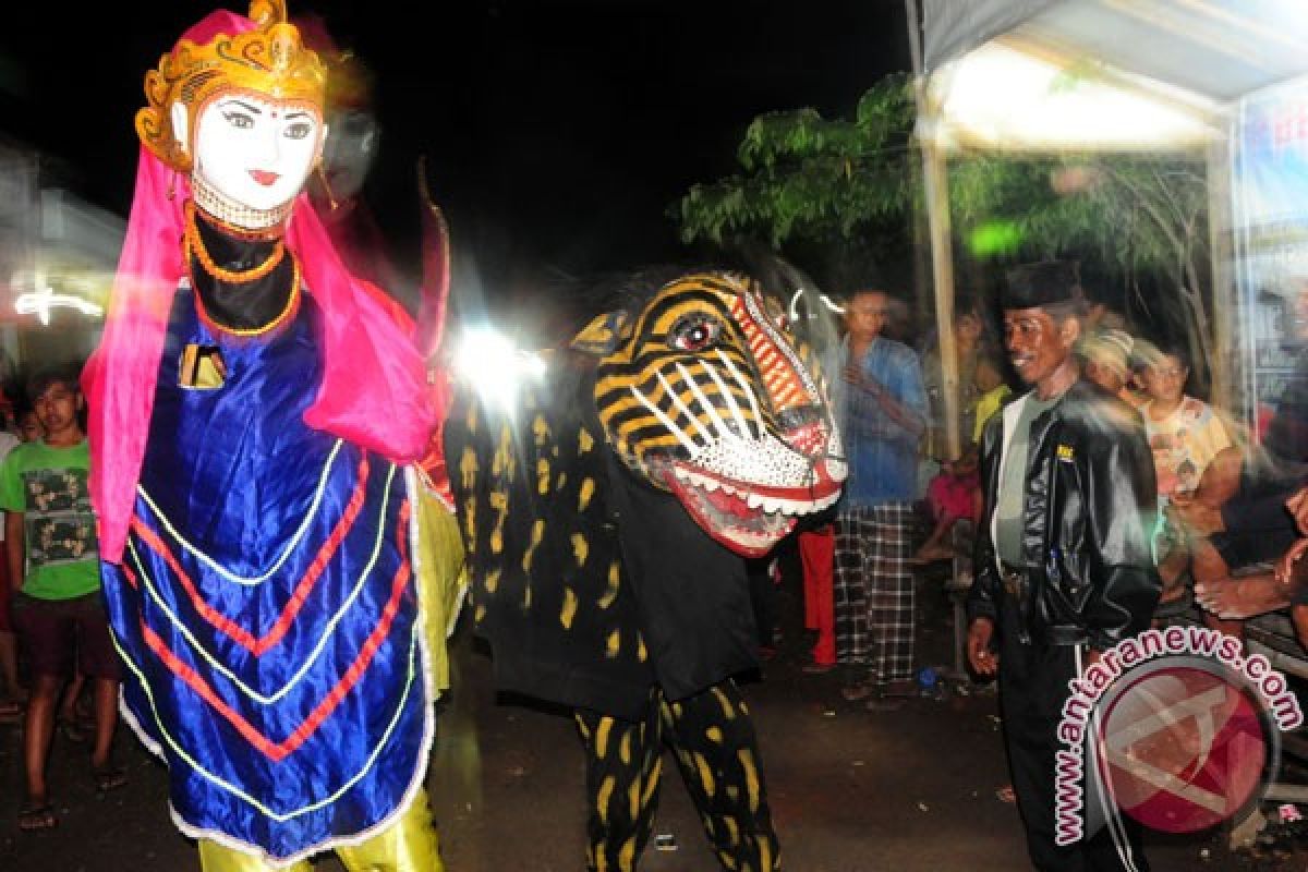 Wartawan Sumenep membangunkan waktu sahur dengan "ta`-buta`an"