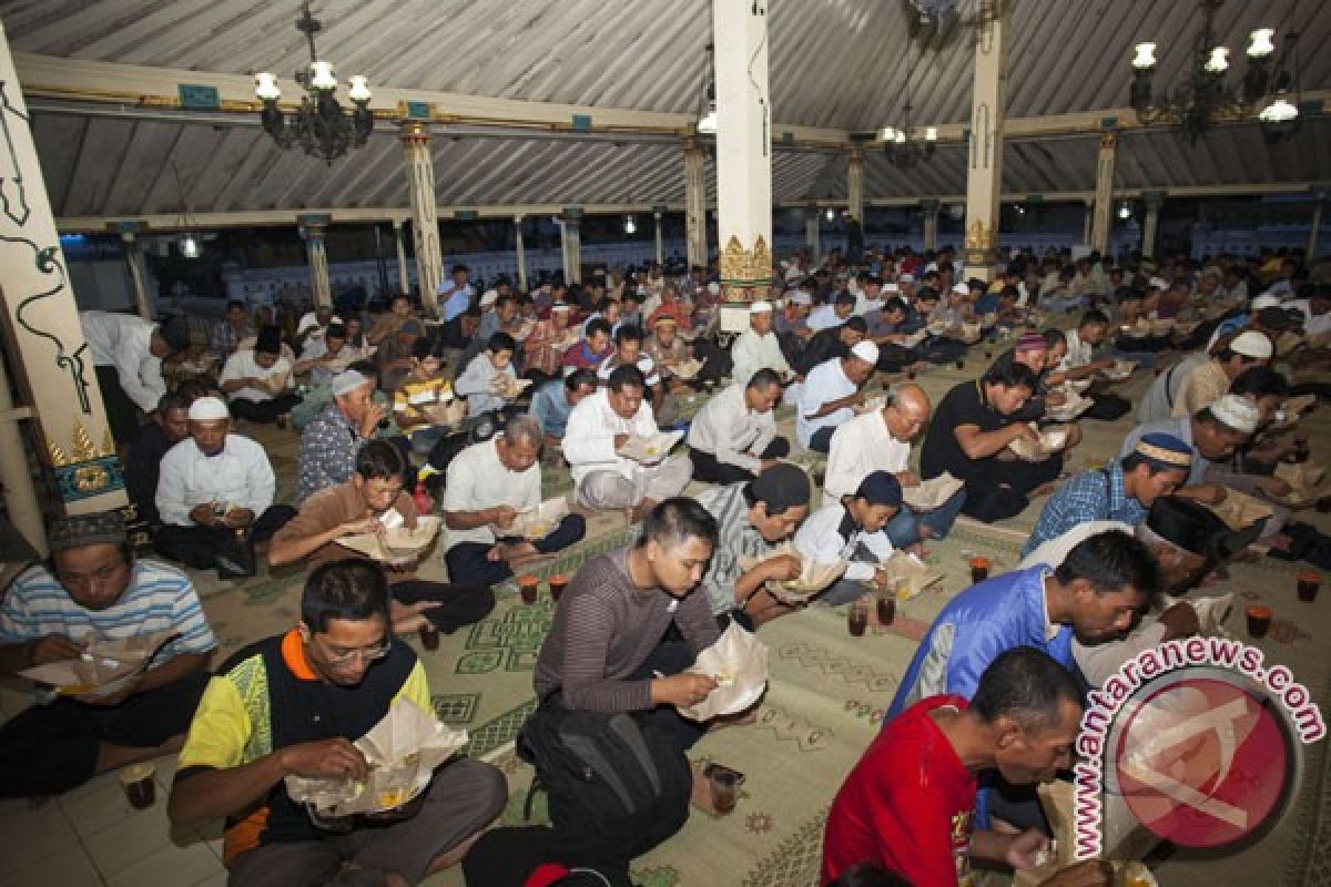 Masjid Agung Karawang sediakan takjil selama Ramadhan