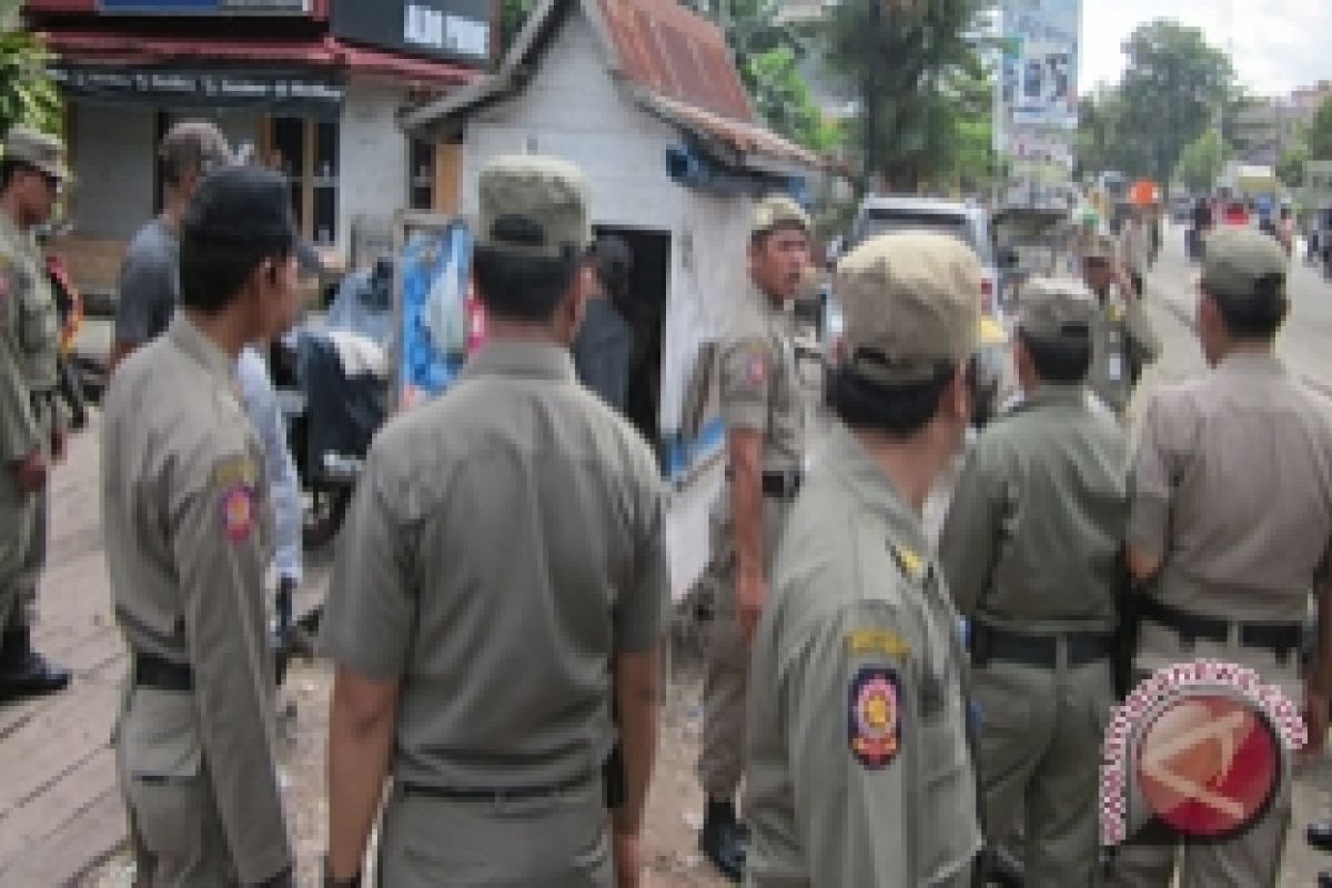 Banjarmasin's Satpol PP Keep Guarding Eviction