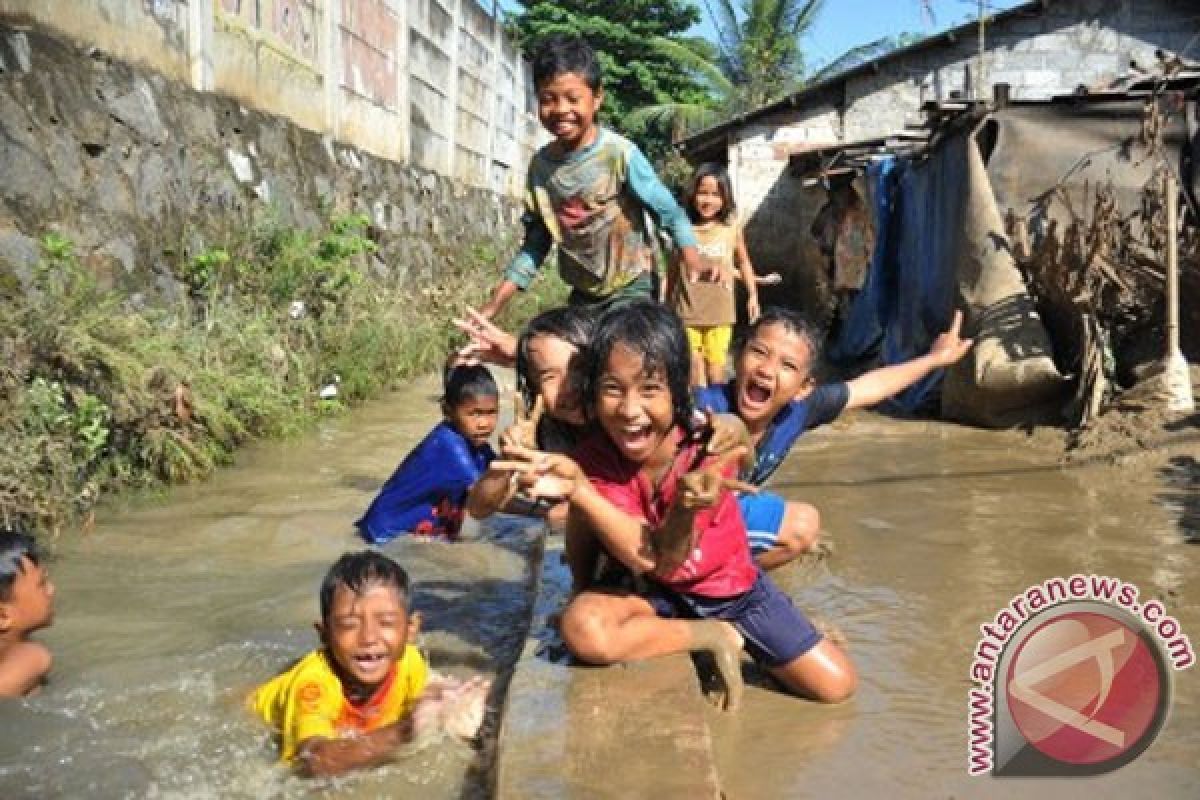 Petugas bendung Kali Bekasi berlakukan sistem katup