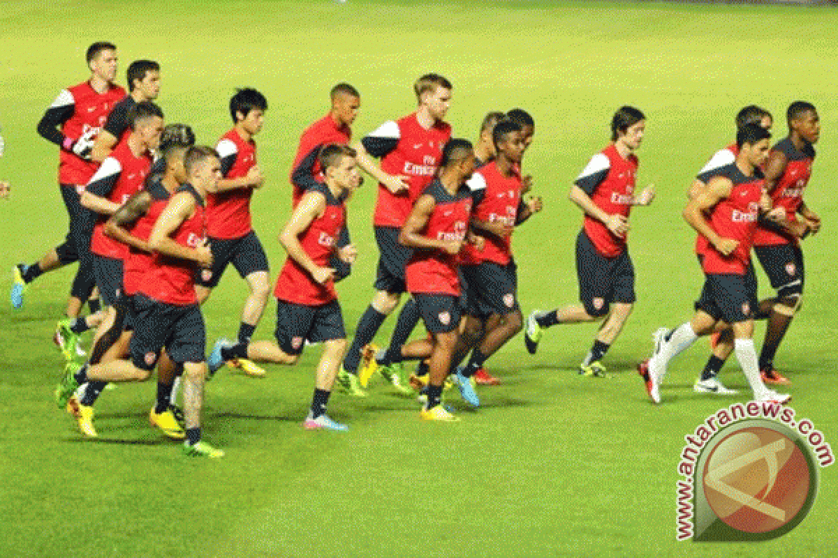 "The Gunners" jajal rumput gelora Bung Karno