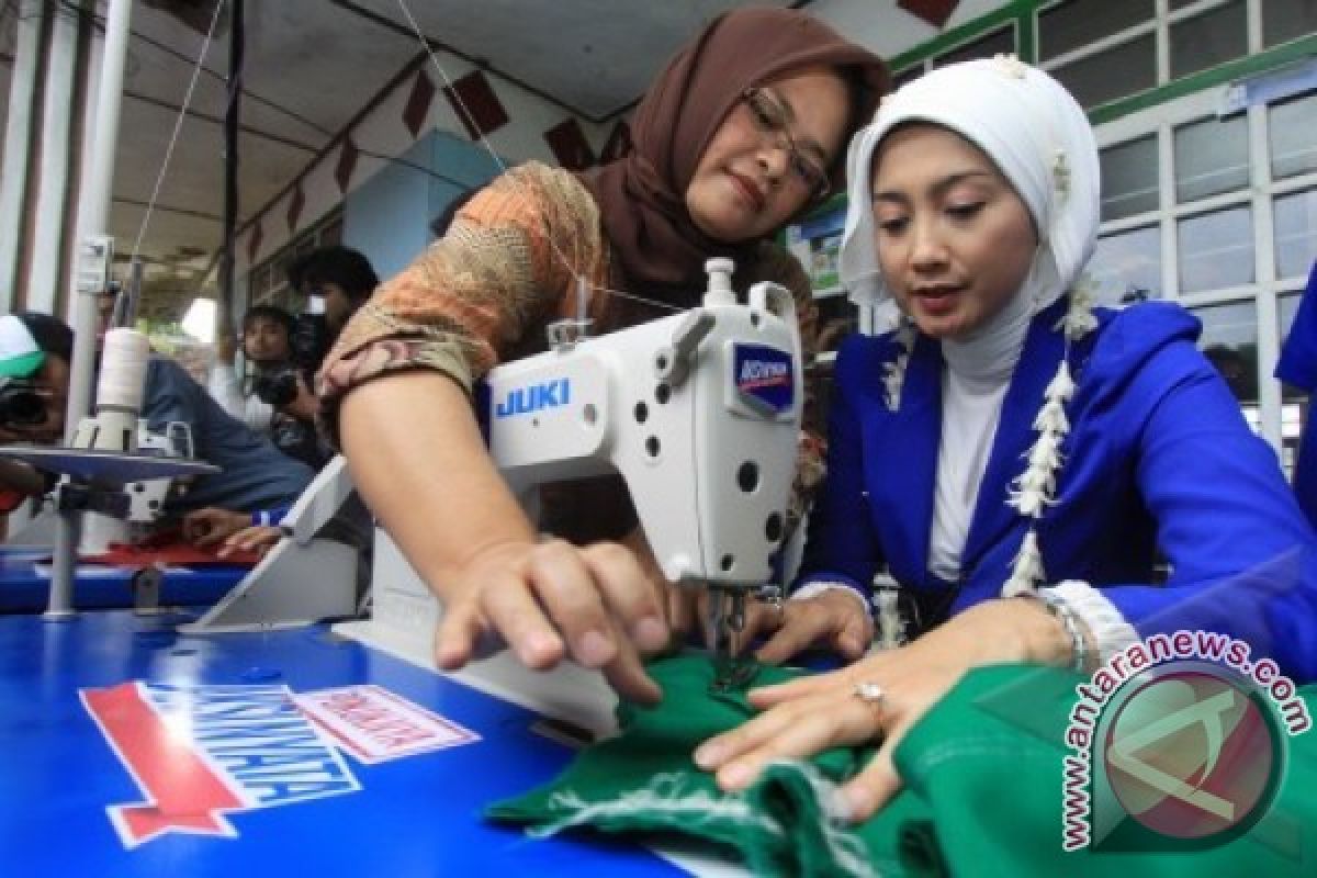 Desy Ratnasari sumbang mesin jahit