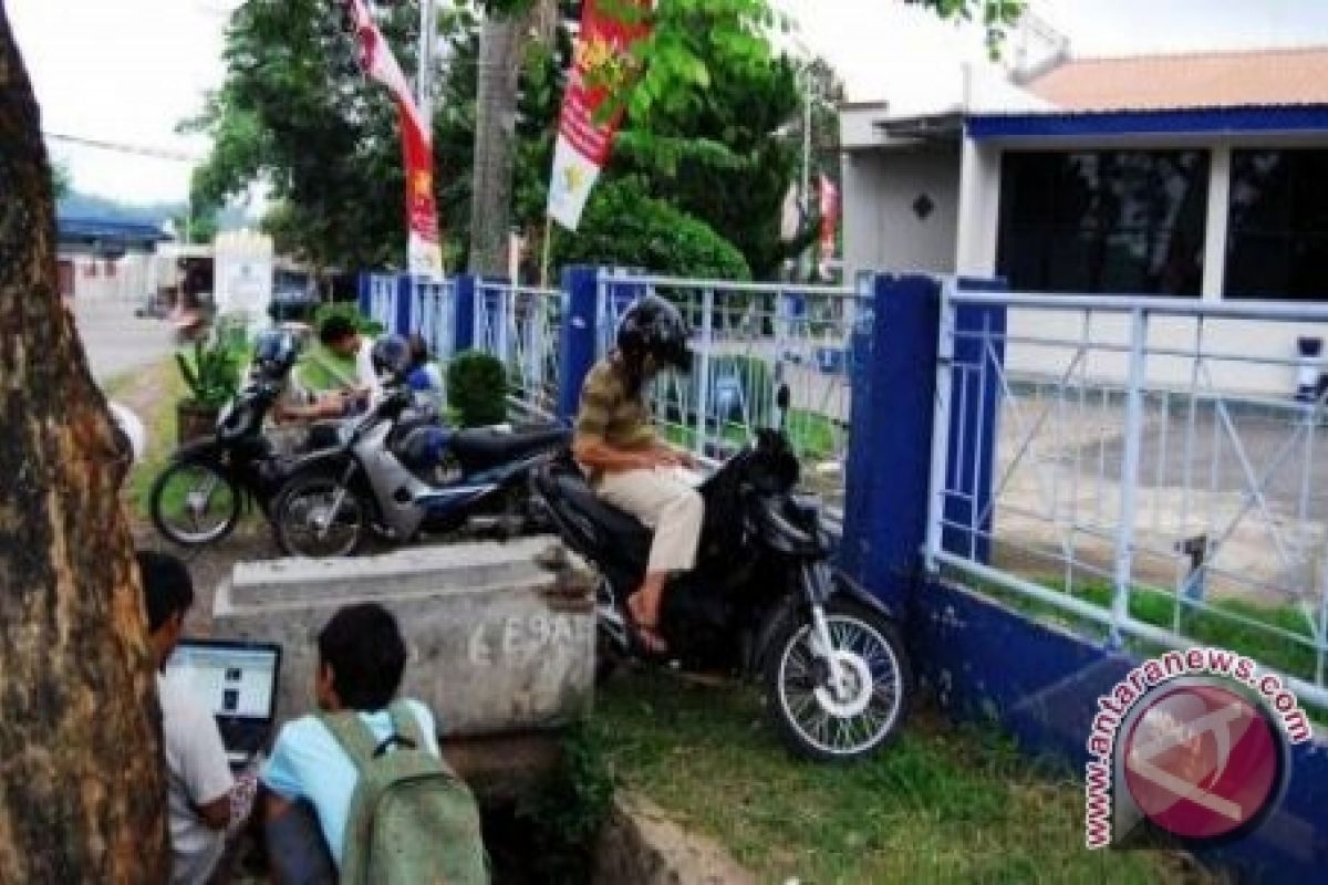 Dishubkominfo Musirawas pasang wifi di sekolah