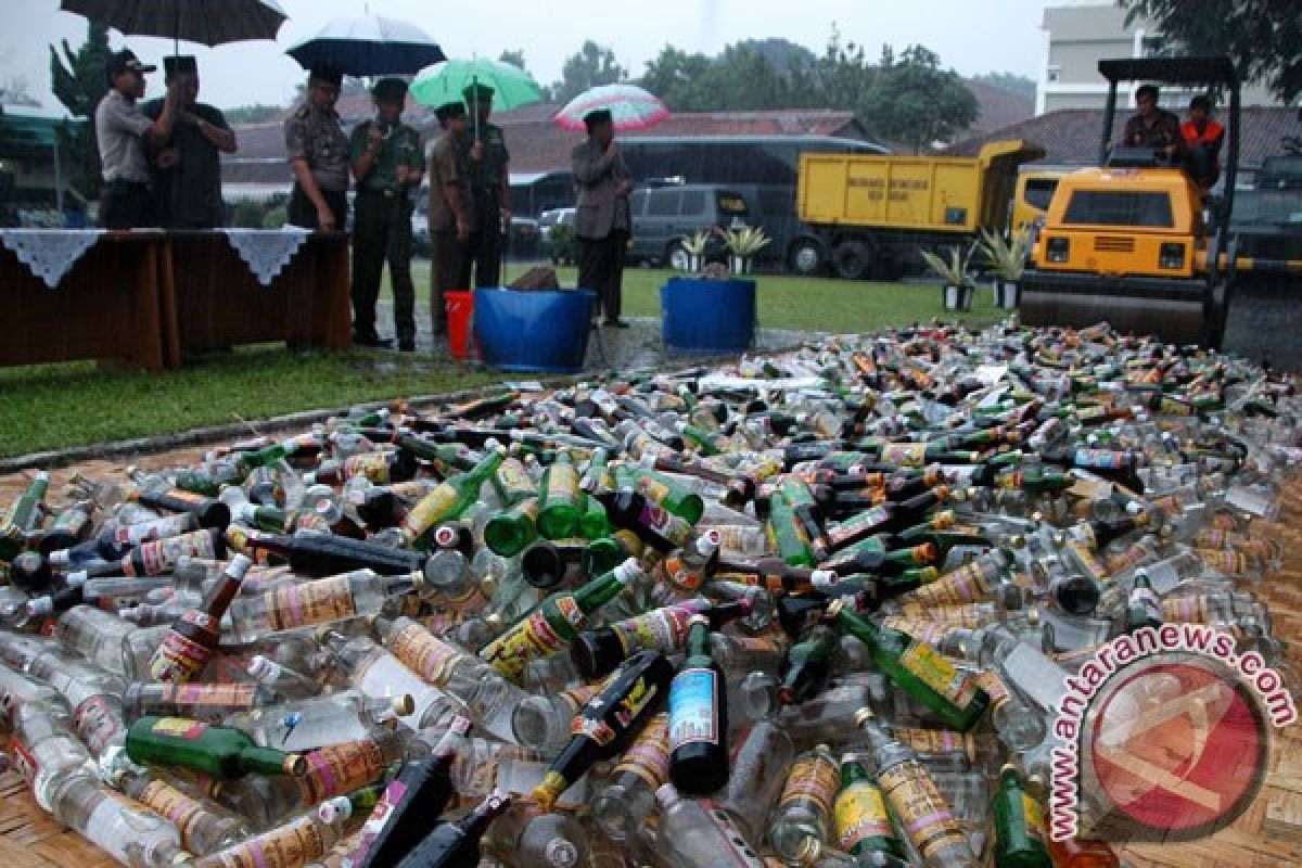 Polisi musnahkan 11.026 botol minuman keras di Tangerang