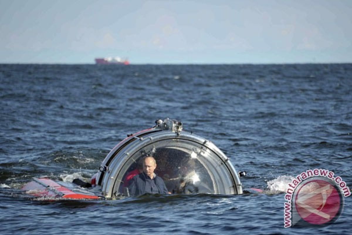 Putin ceburkan diri ke danau es peringati Epifani