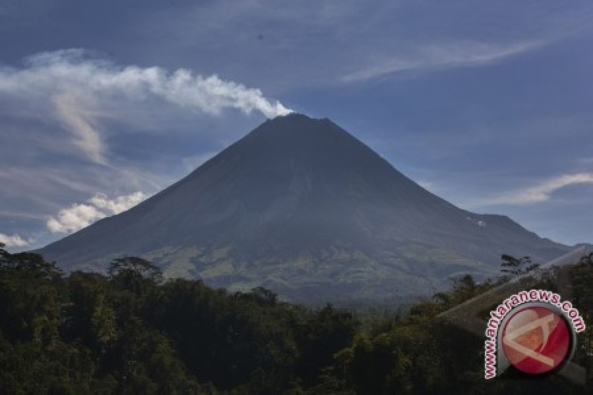Gunung Merapi kembali embuskan asap 