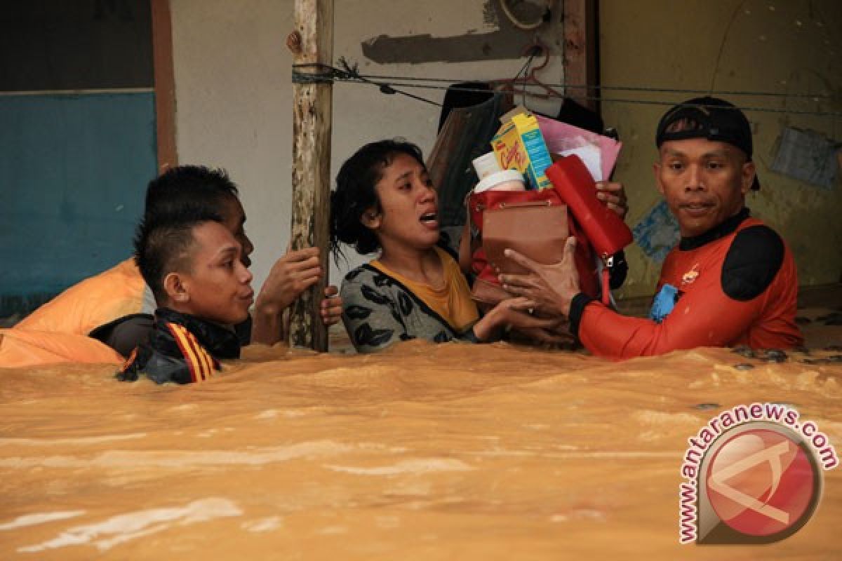 Bantuan untuk korban banjir Kendari mulai mengalir
