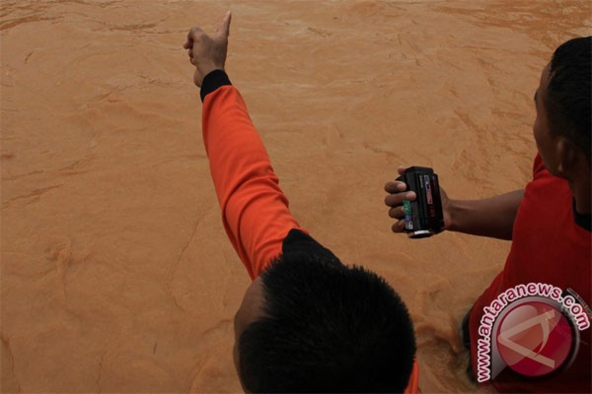 Banjir surut warga Kendari bersihkan rumah