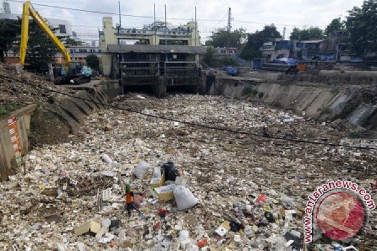 Truk pengangkut sampah di Palangka Raya perlu ditambah