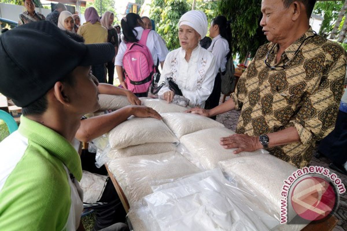 Warga Tionghoa salurkan 1.050 paket sembako murah