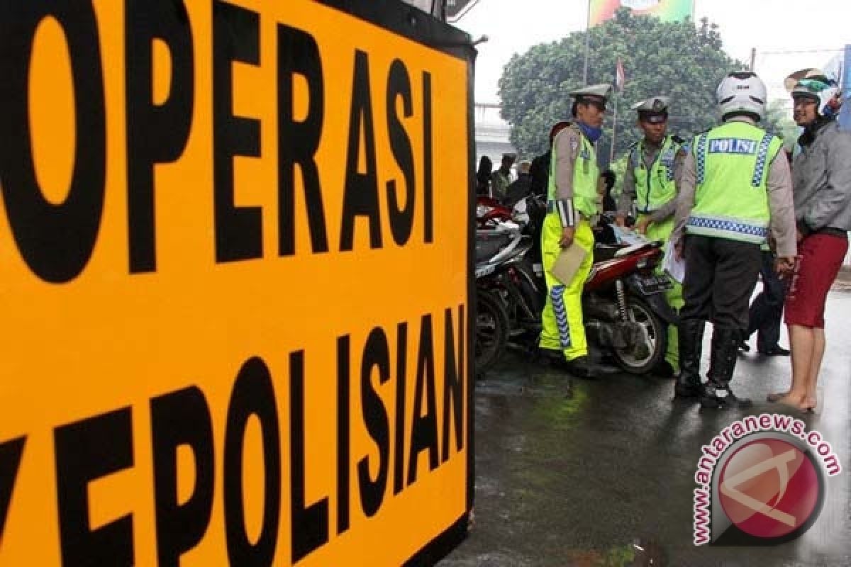 Menolak ditilang, suami-istri rusak motor sendiri