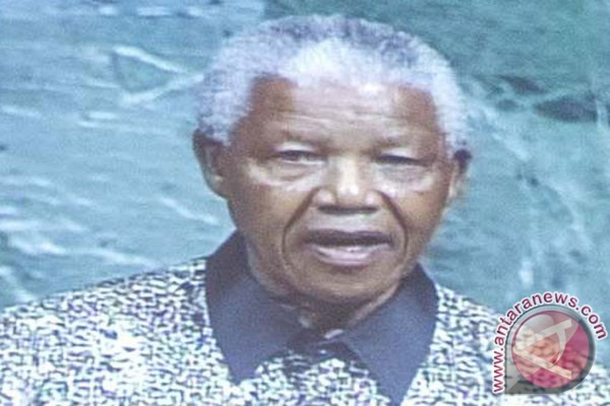Nelson Mandela bisa duduk beberapa menit sehari