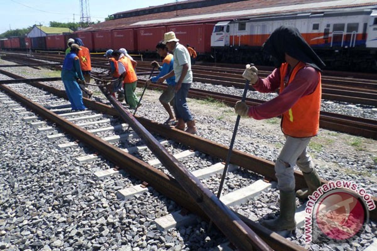 Rel jalur ganda Surabaya-Bojonegoro tersambung 55 km