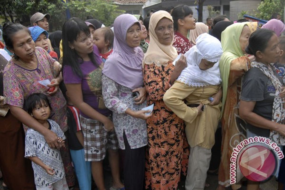 Polresta Tangerang bagikan sembako  ke warga Mauk