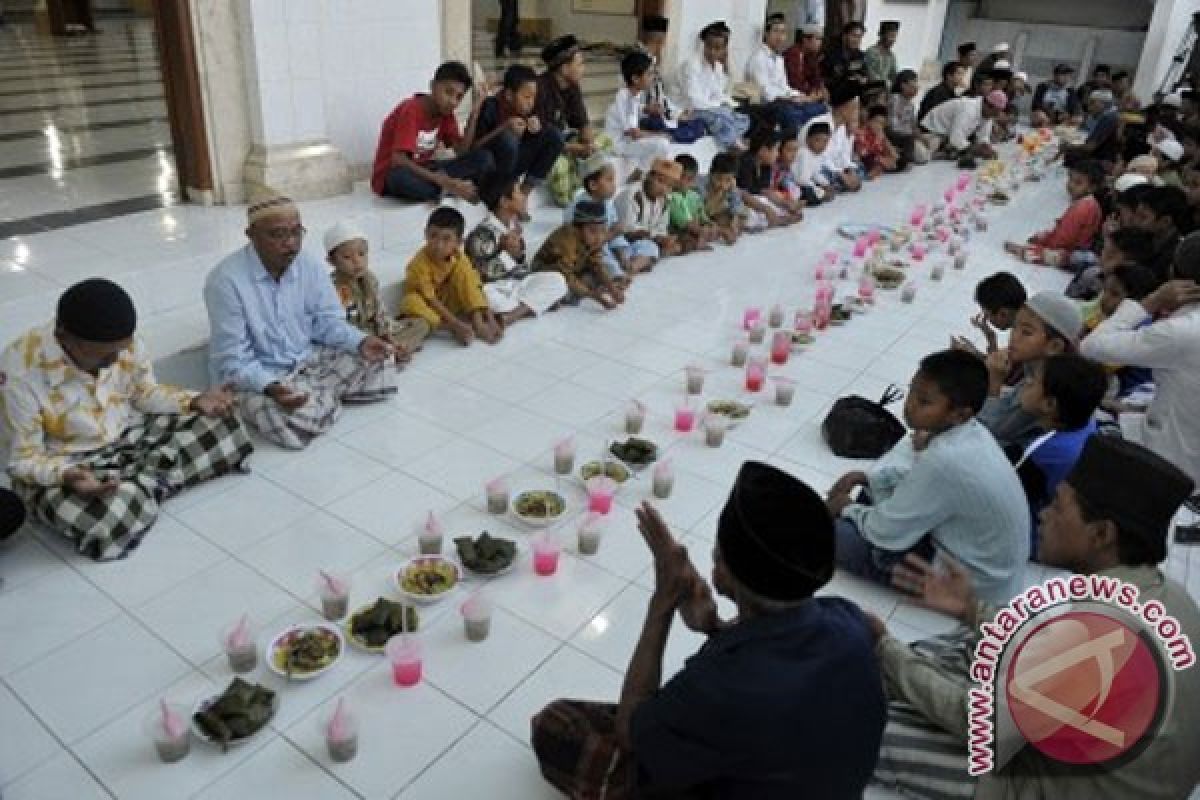 Tegukan pesan Ramadhan dalam "Selikuran Lima Gunung"