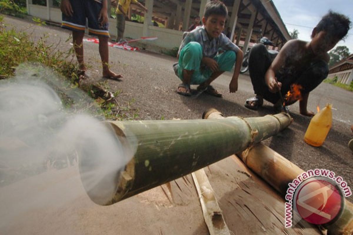 Anak-anak mainkan "badia batuang" menunggu waktu berbuka