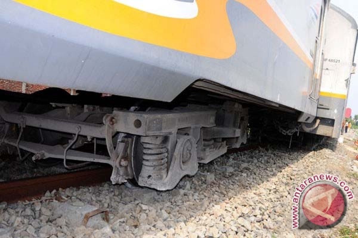  Kereta Api Kahuripan Anjlok Di Tasikmalaya