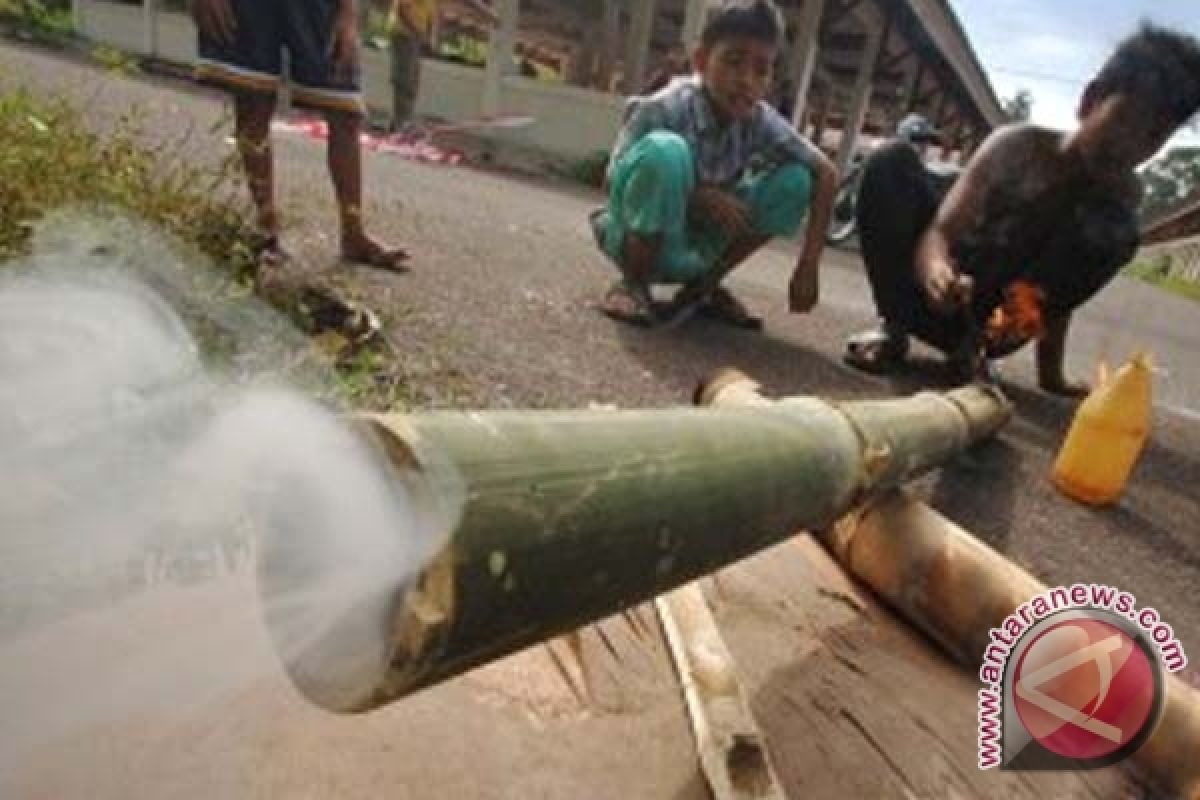 Anak-Anak Mainkan "Badia Batuang" Menunggu Waktu Berbuka