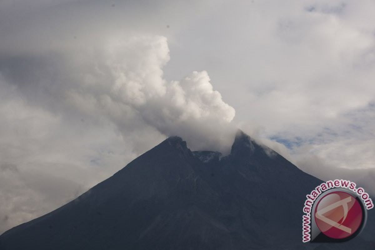 Warga lereng Merapi kembali beraktivitas