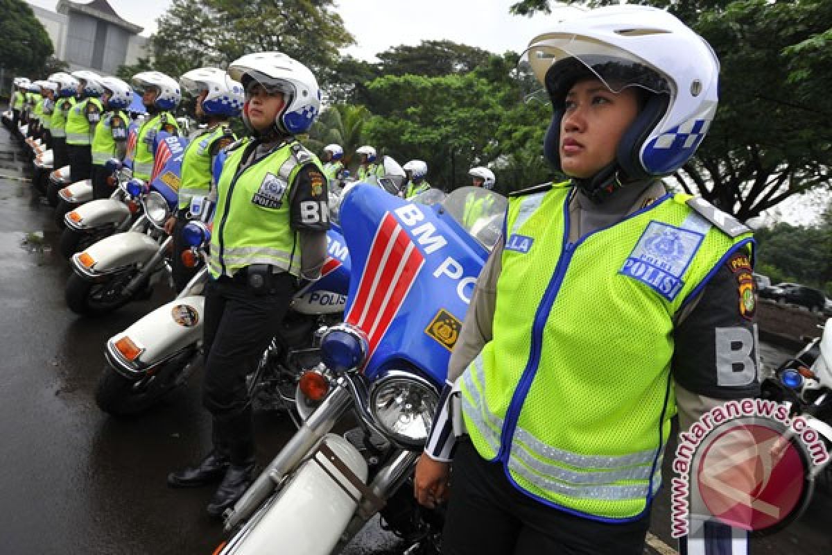 President Yudhoyono asks Indonesia`s police chief to add women personnel