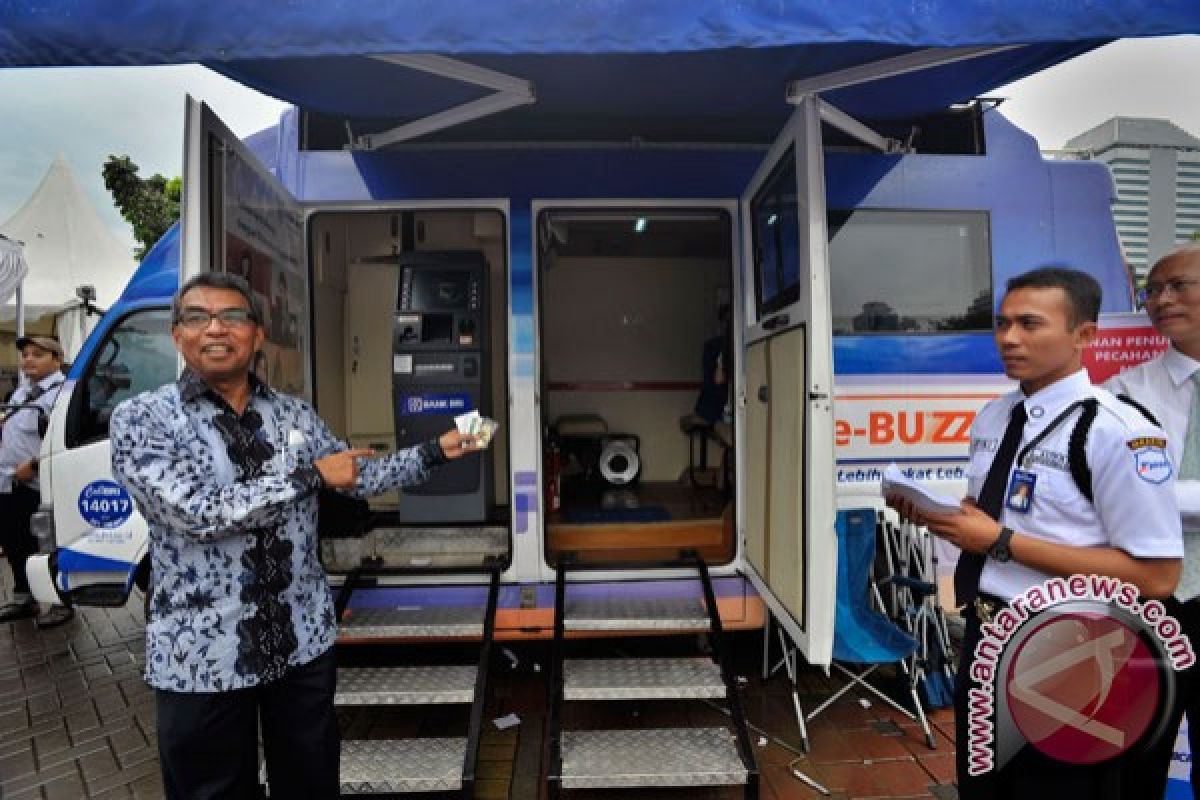 Gerai penukaran uang di Monas diserbu warga 