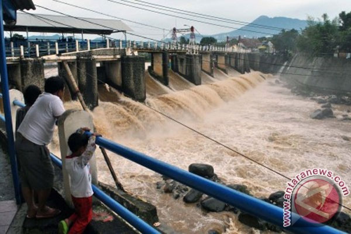 Hujan merata di Bogor, bendung Katulampa siaga banjir