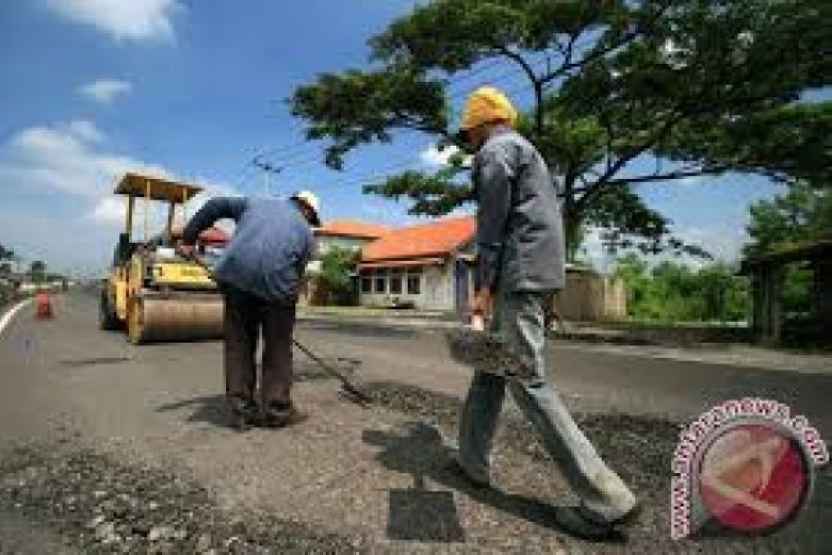 Melalui CSR, PT Mutiara Agam perbaiki jalan rusak di Tiku