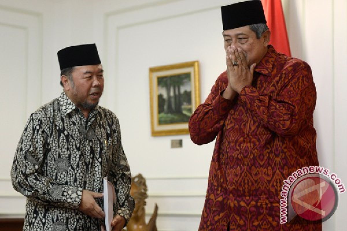 President Yudhoyono pays zakat