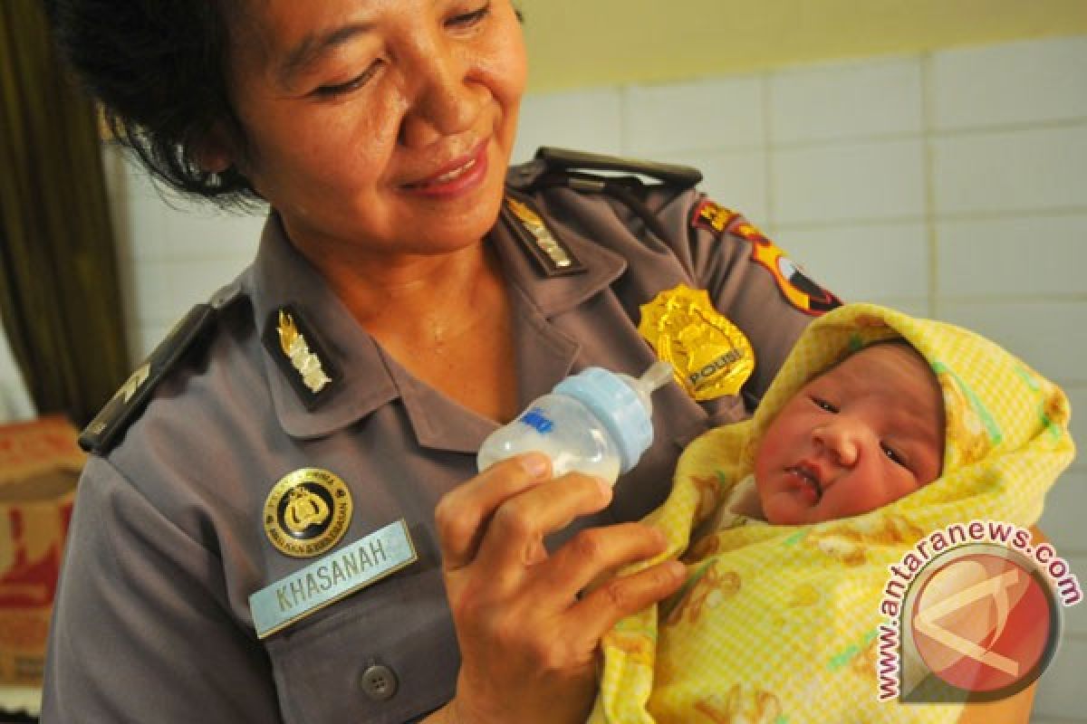 Bayi baru dilahirkan dibuang di tempat sampah