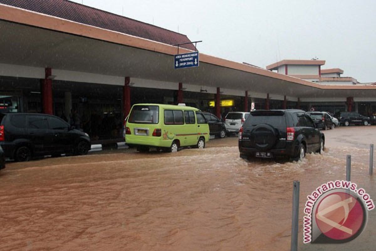 Hujan membuat warga Ambon resah