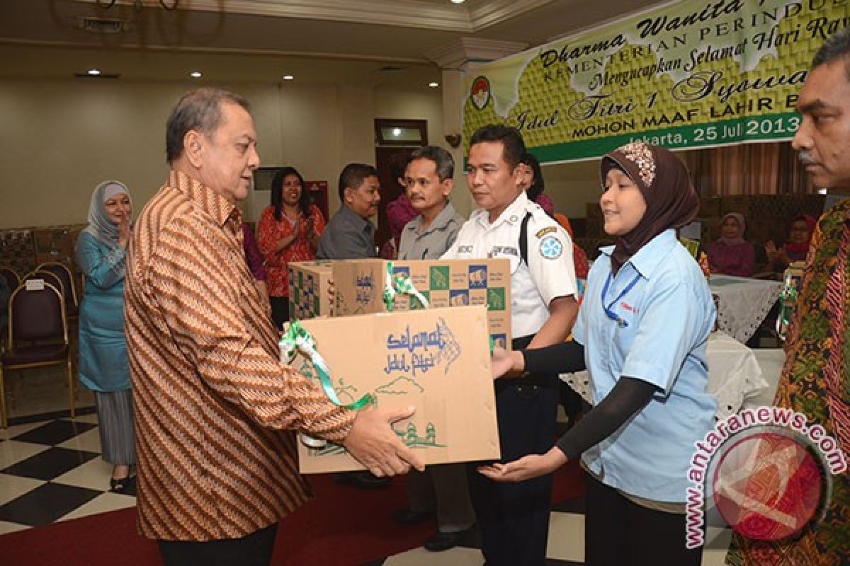 Kemenperin bagi-bagi bingkisan Lebaran