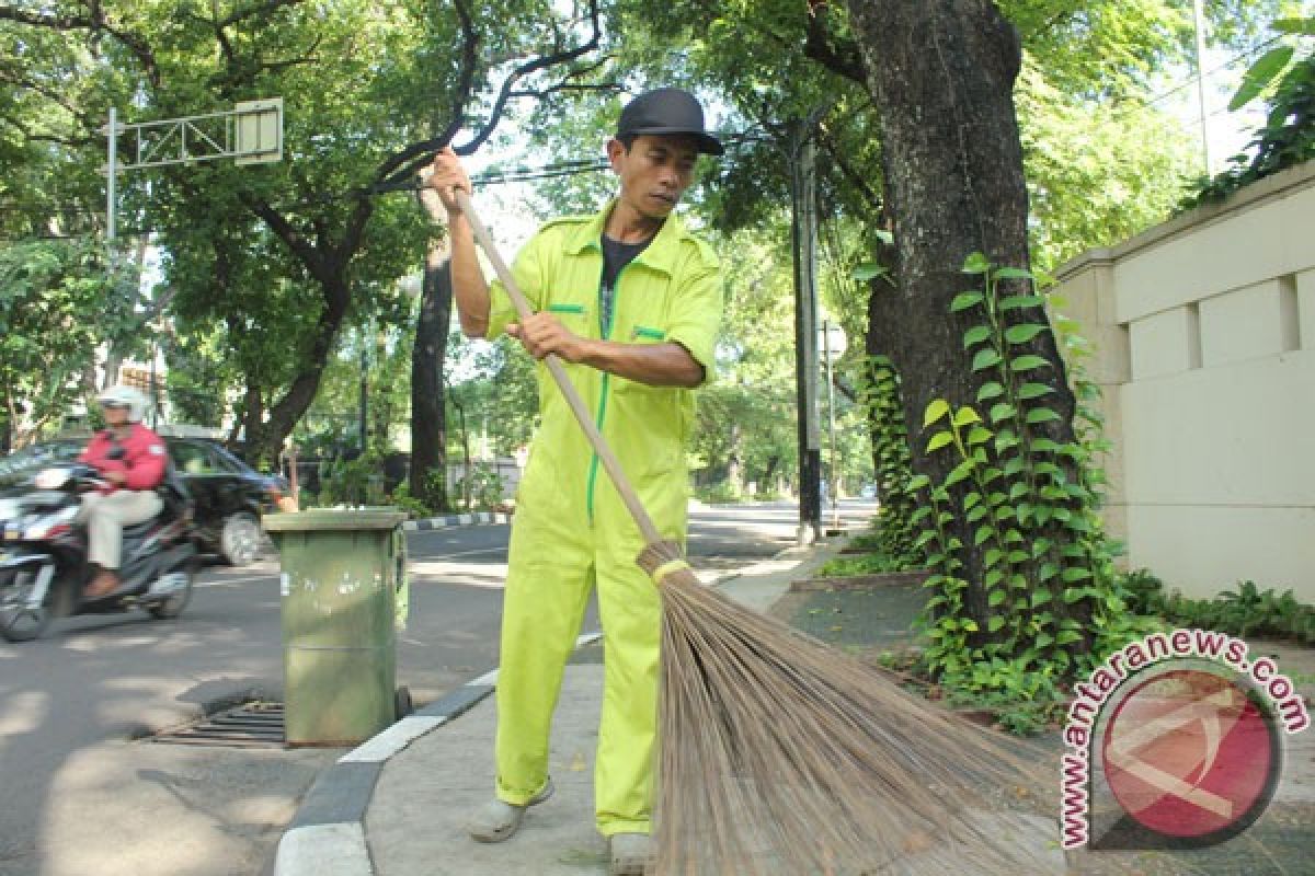 Penyapu jalan di Tangerang terpaksa harus beli sapu sendiri