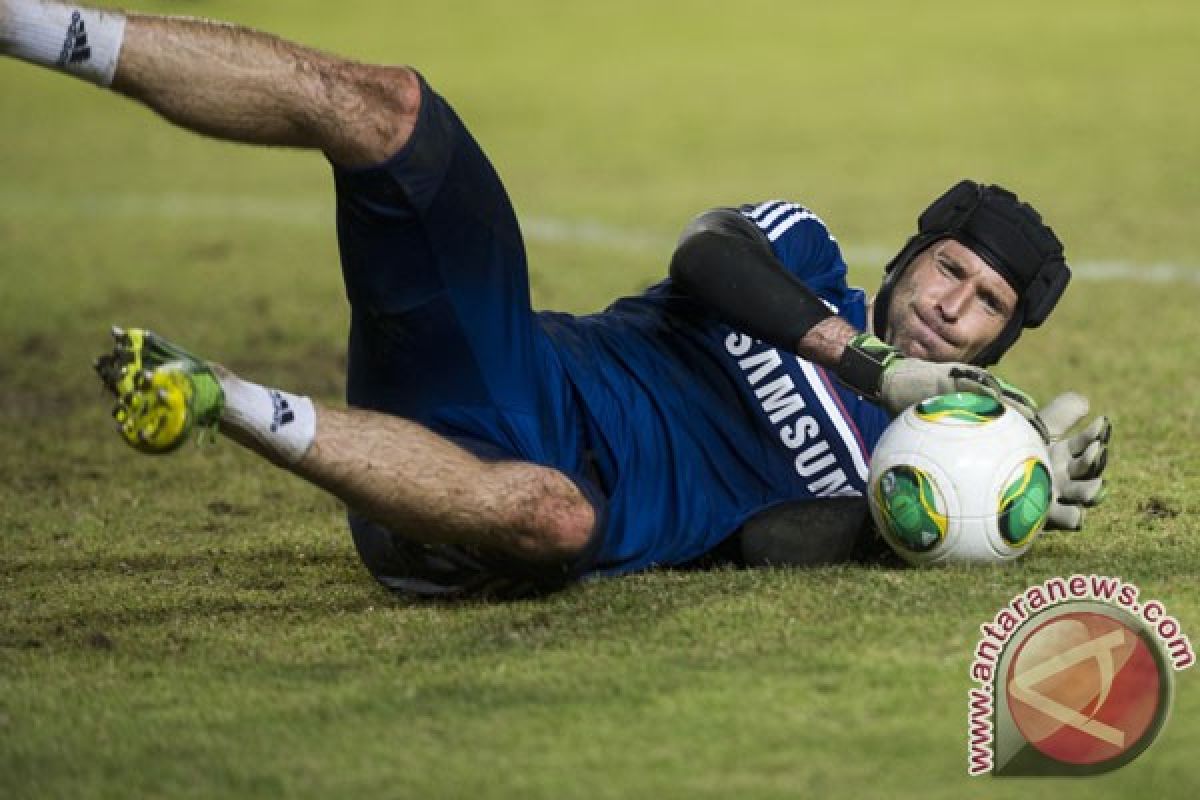 Cech jalani tes kesehatan dengan Arsenal