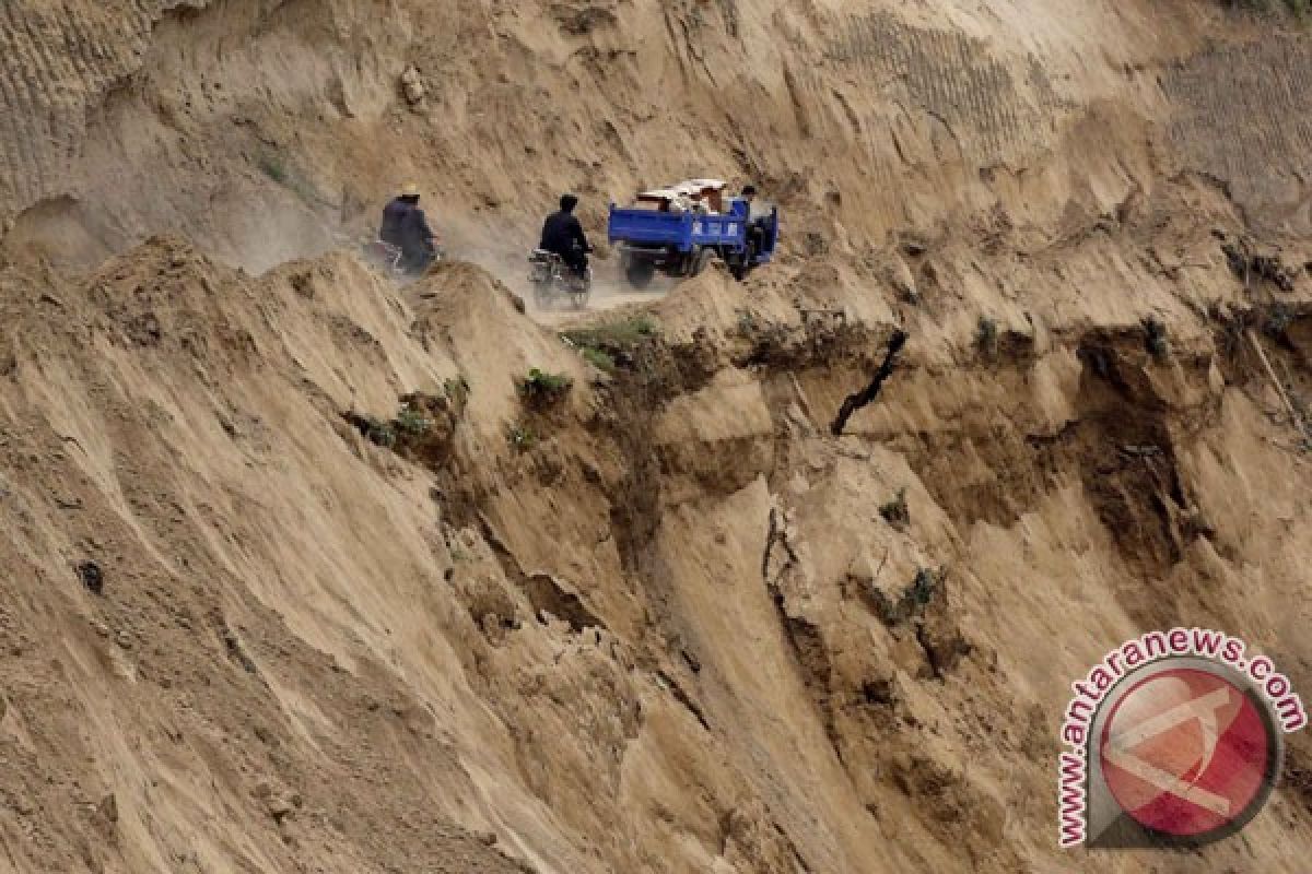 Dua tewas, 16 lainnya hilang akibat longsor di China