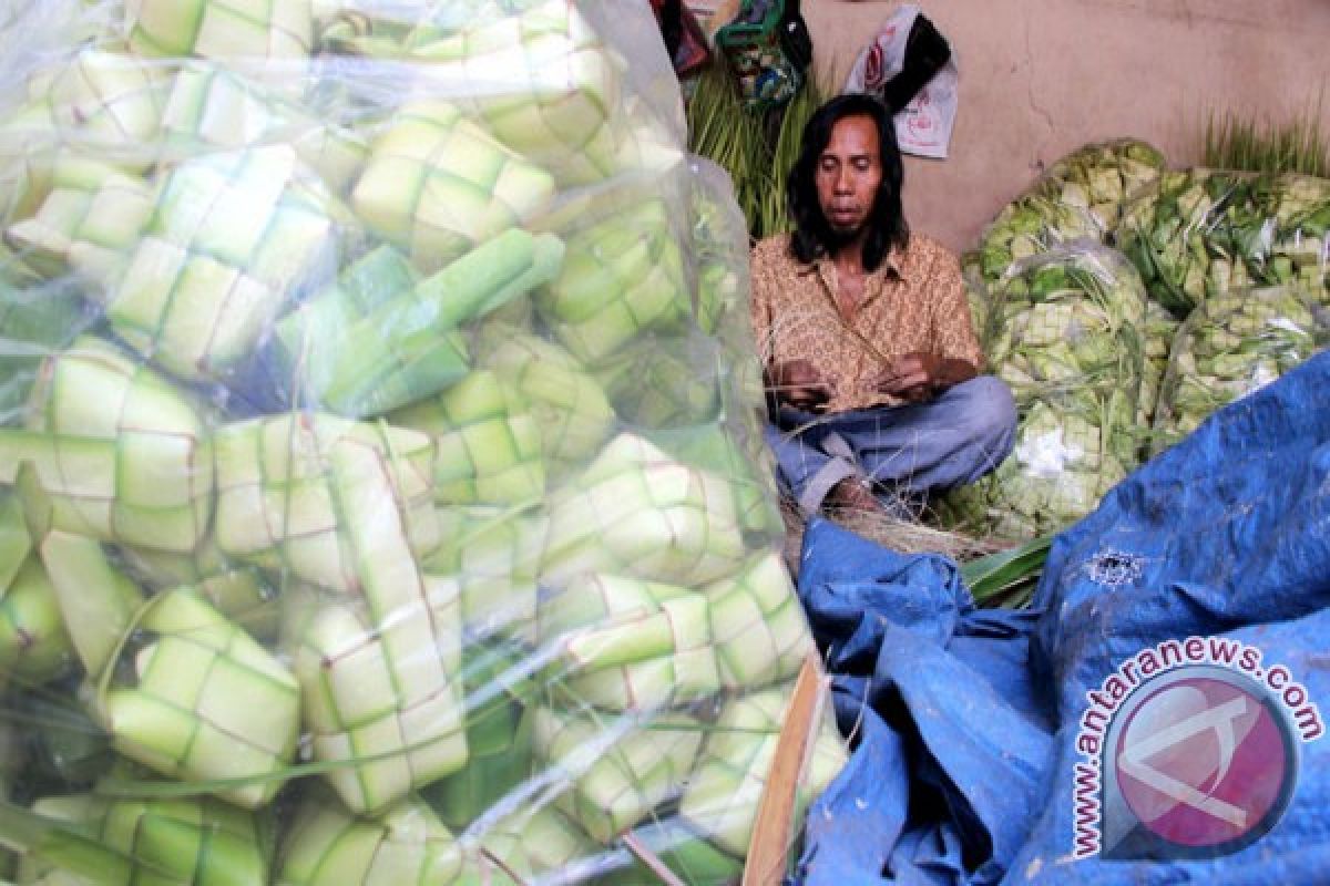 Pedagang ketupat penuhi pasar jelang Lebaran