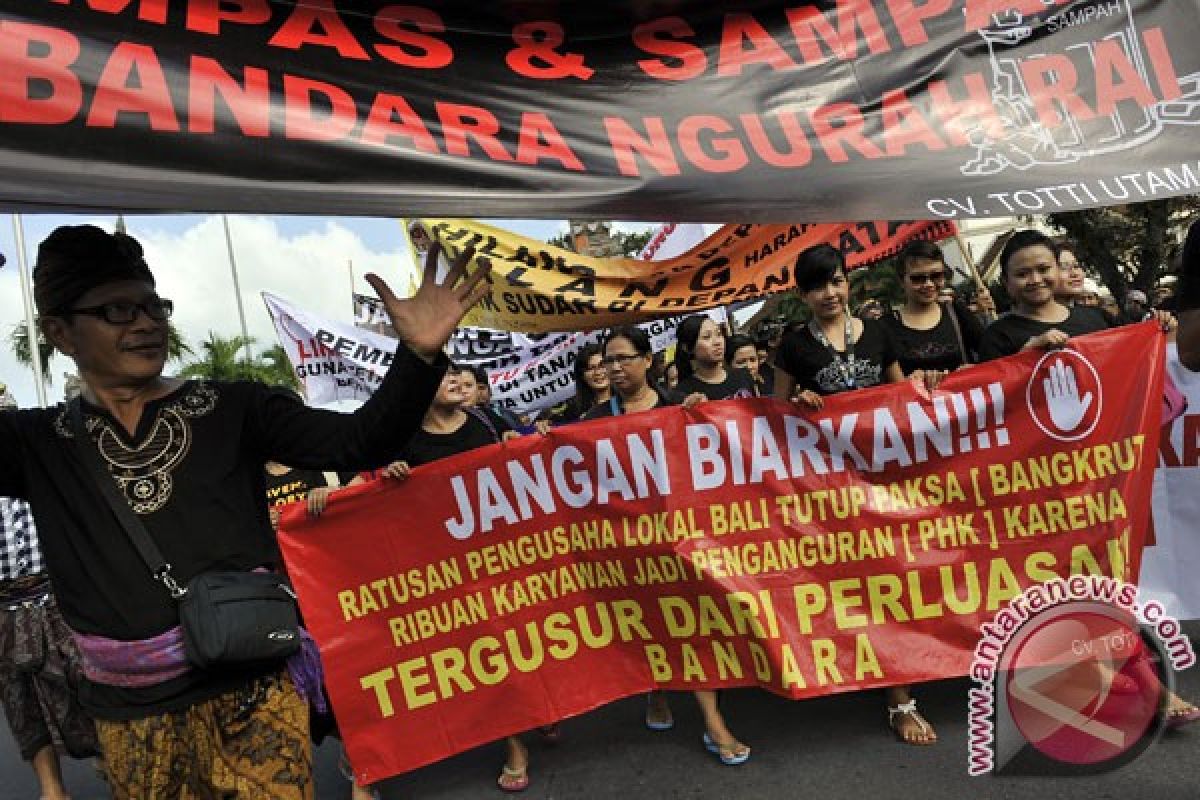 Pedagang di Bandara Ngurah Rai demonstrasi