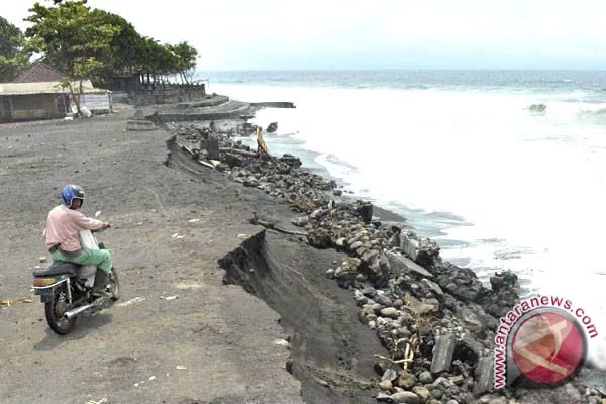 Satu Rumah Hanyut Akibat Abrasi