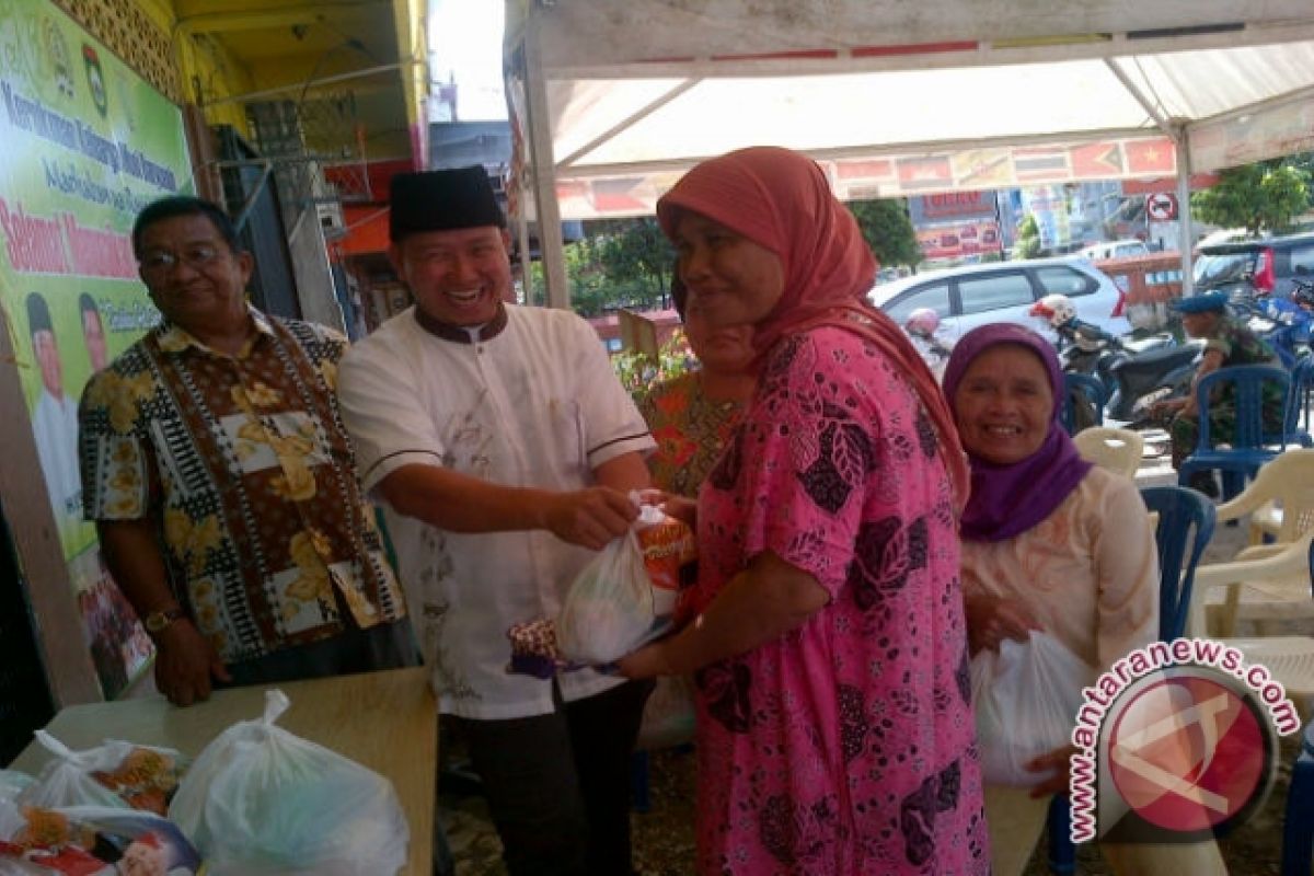 Warga Muba di Palembang dapat paket sembako
