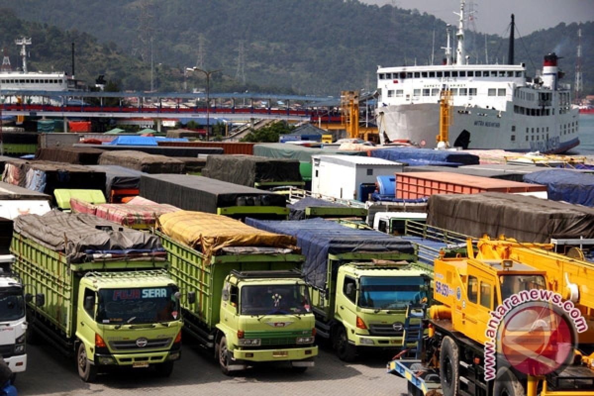 Pelabuhan Merak Banten dipadati kendaraan pribadi