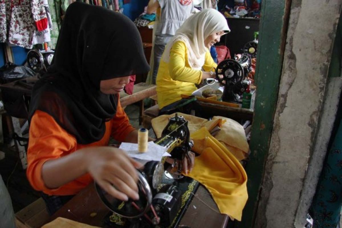 Orderan Penjahit di Pasar Raya Padang pada Jelang Lebaran Kali Ini Turun