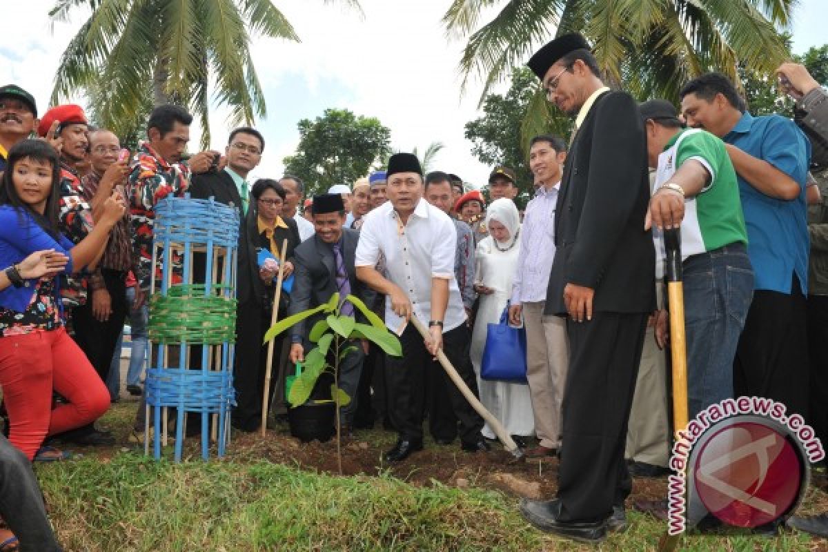 Menteri Kehutanan Zulkifli Hasan melakukan silaturahim dengan keluarga besar Pondok Pesantren Modern Darussalam Gontor 9 di Kalianda Lampung Selatan 27 Juli 2013. 